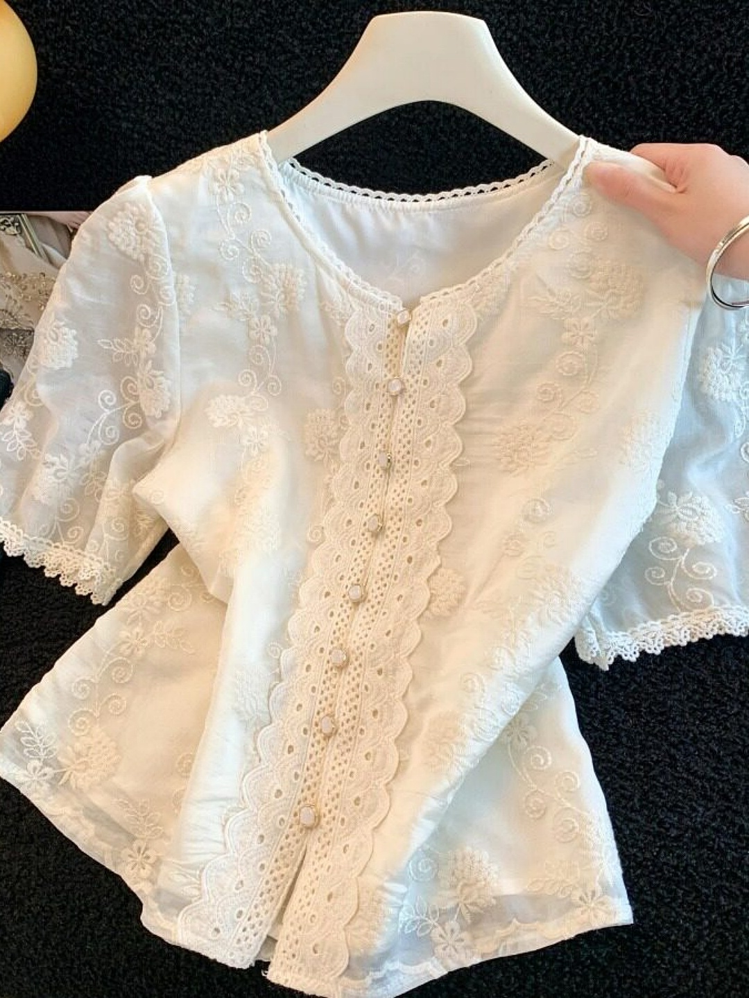 Embroidery Design Free - Camisa de Manga Corta con Encaje